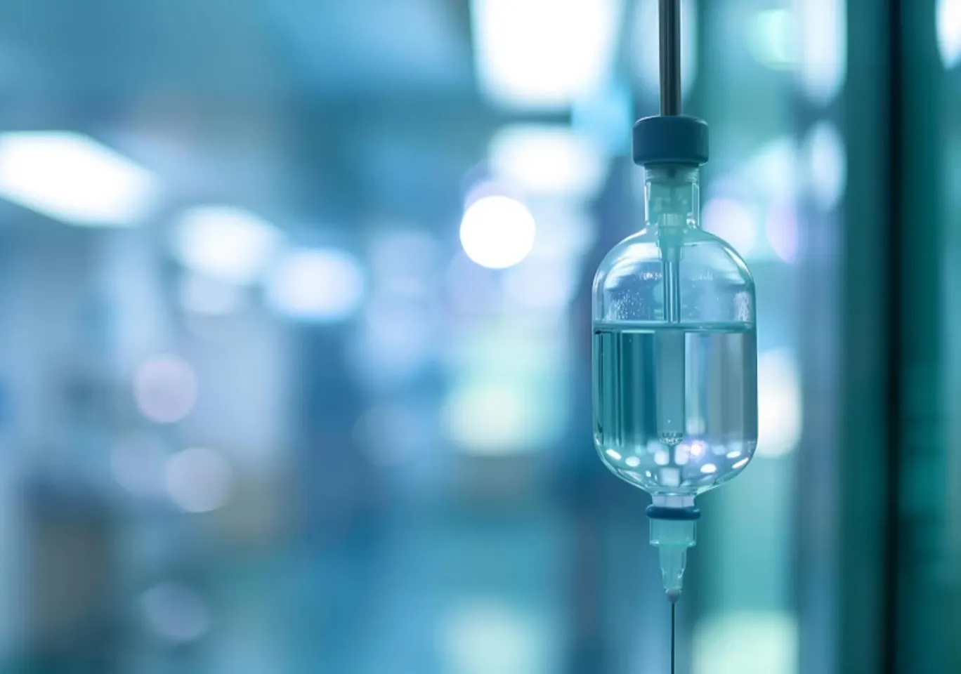 Detoks alkoholowy Radymno: butelka infuzyjna zawieszona w gabinecie